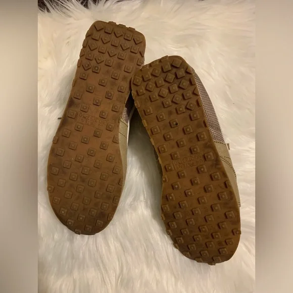 Nikes Shoes (Ladies) - Picture 4 of 6